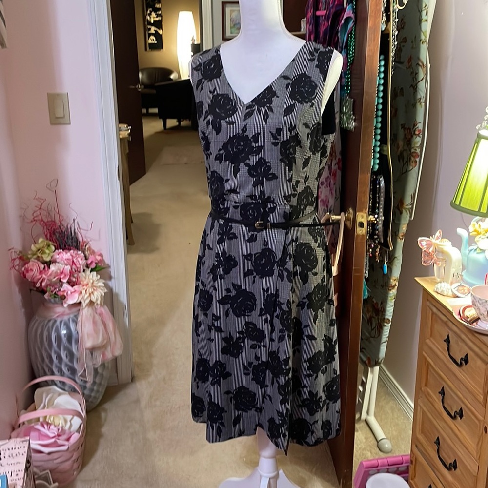Roz and ali size 12 black and white sleeveless dress. Skinny belt.